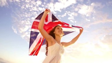 Union jack bayrak tutan kadın