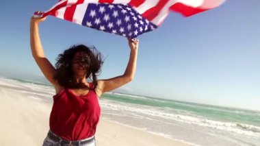 Amerikan bayrağı ile ciddi kadın