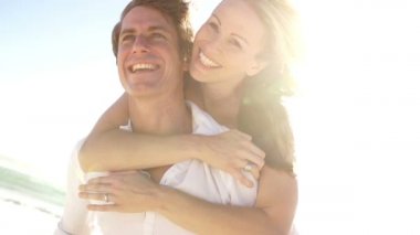 Deniz at sırtında taşıyan kadın erkek