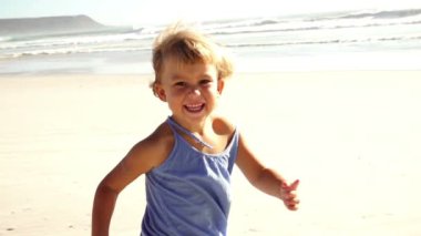 Kumsalda koşan küçük kız