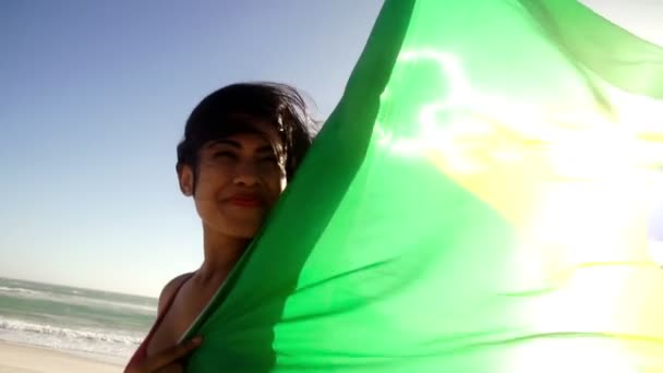 Kvinnan vinkar brasiliansk flagga — Stockvideo