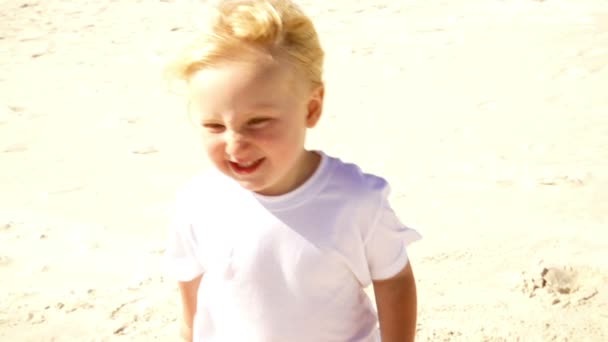 Laughing Boy correndo na praia de areia — Vídeo de Stock