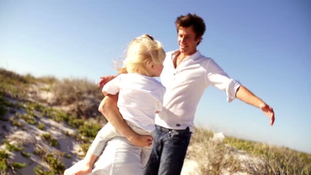 Familjen kram på stranden — Stockvideo