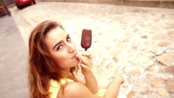 Mujer joven comiendo helado — Vídeos de Stock