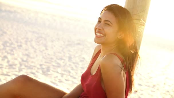 Mujer mirando a la cámara sonriendo — Vídeo de stock