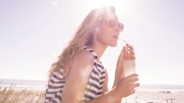 Meisje met limonade op het strand — Stockvideo