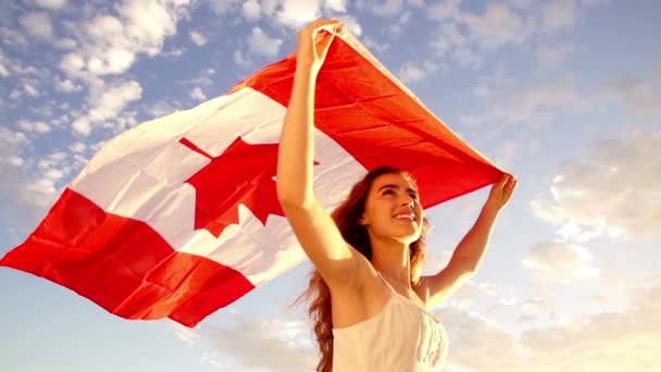 Mulher segurando bandeira canadense — Vídeo de Stock