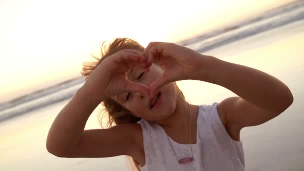 Niña haciendo un corazón — Vídeos de Stock