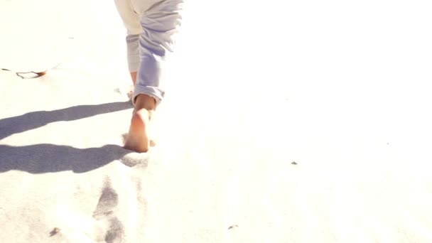 Kind op het strand — Stockvideo