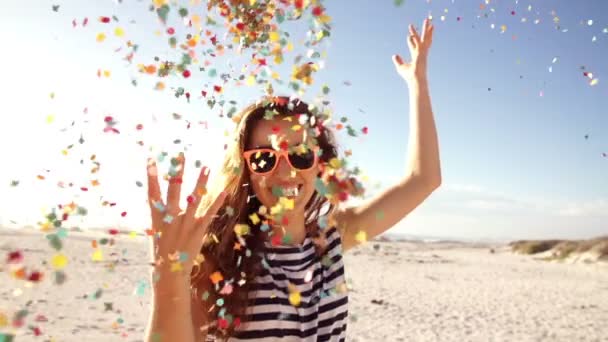 Mujer lanzando confeti — Vídeos de Stock