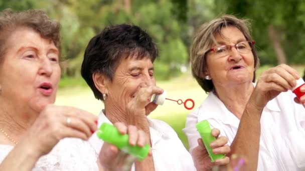 Старші дами дме бульбашки — стокове відео