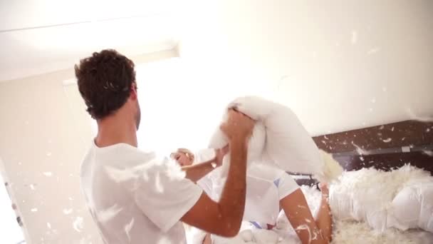 Casal tendo uma luta travesseiro — Vídeo de Stock