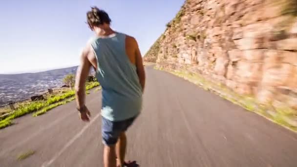 Dude is zijn skateboard rijden — Stockvideo