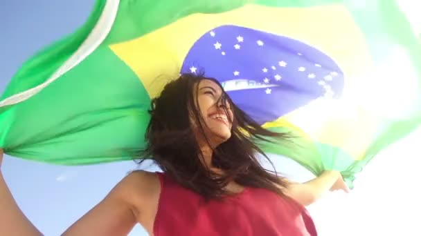 Glad tjej från Brasilien med brasiliansk flagga — Stockvideo