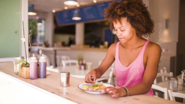 Chica comiendo en el restaurante — Vídeos de Stock