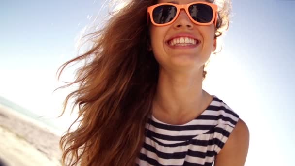 Ragazza ridendo della macchina fotografica sulla spiaggia — Video Stock