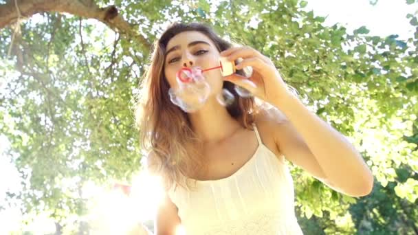 Donna che soffia bolle nel parco — Video Stock