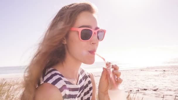 Chica con limonada en la playa — Vídeos de Stock