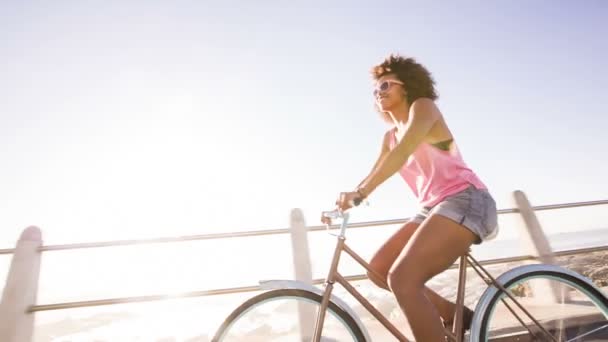 Kvinna rida en cykel — Stockvideo