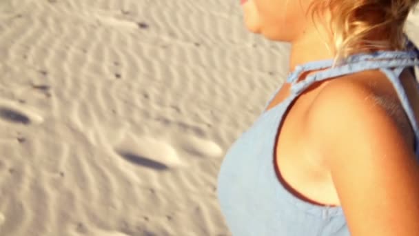 女孩在海滩上跑 — 图库视频影像