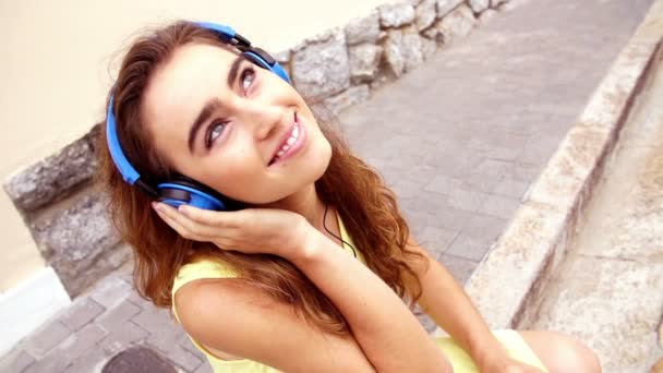 Young woman listening to music — Stock Video