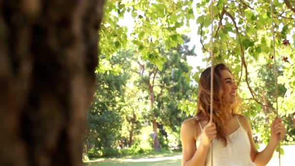 Nő a swing a parkban — Stock videók