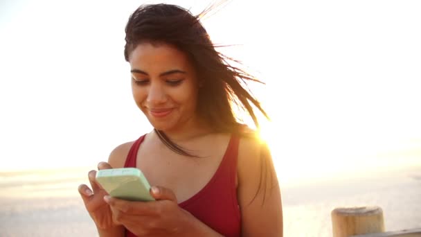 Дівчина-підліток використовує мобільний телефон — стокове відео