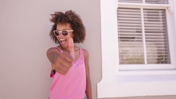 Girl in sunglasses showing thumbs up — Stock Video