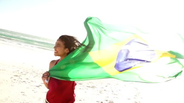 Frau jubelt Brasilien mit Fahne zu — Stockvideo