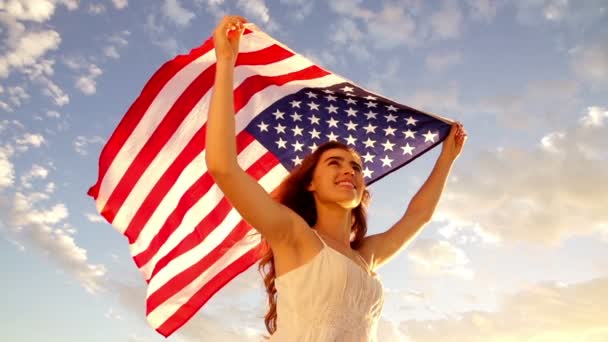 Woman holding stars and stripes — Stock Video