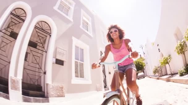 Chica montando una bicicleta en la calle — Vídeos de Stock