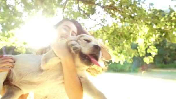 Kvinna spinning med sin labrador hund — Stockvideo