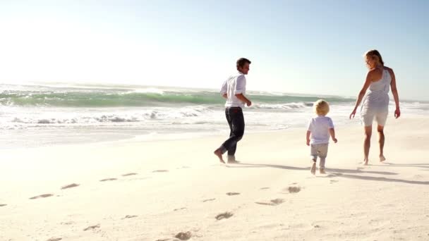 Сім'я біжить на пляжі — стокове відео
