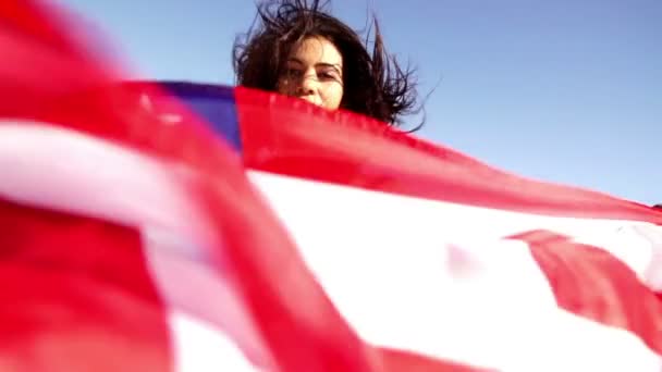 Amerikanerin mit Sternen und Streifen-Flagge — Stockvideo