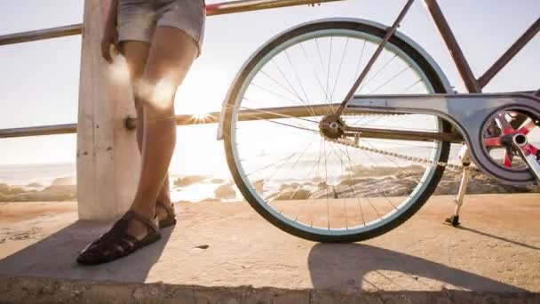 Chica con bicicleta — Vídeos de Stock