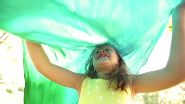 Маленькая девочка с шарфом — стоковое видео