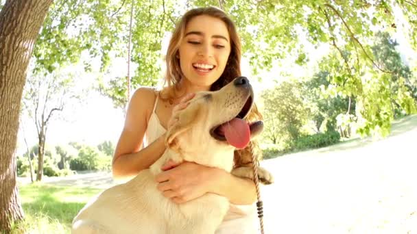 女性と彼女の子犬をスイング — ストック動画