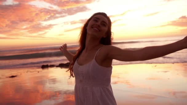 Adolescente bailando en la playa — Vídeos de Stock