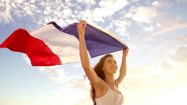 Французская женщина с триколорским флагом — стоковое видео