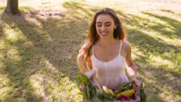 Vrouwen lopen met mand voor boodschappen — Stockvideo