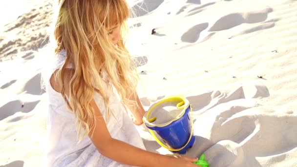 Meisje spelen in het zand — Stockvideo