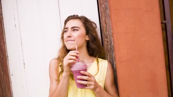 Mujer con batido — Vídeo de stock