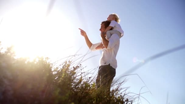 Father carrying son on shoulders — Stock Video