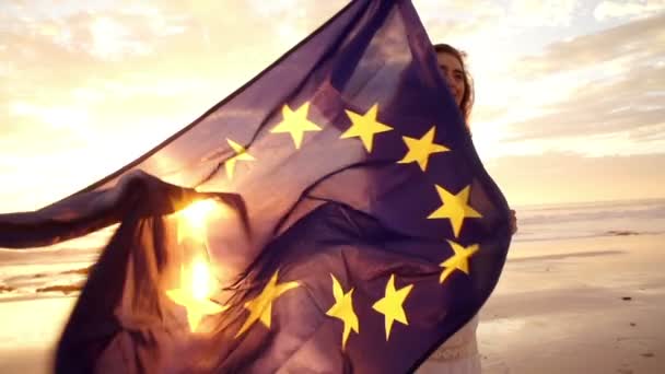 Mulher acenando bandeira europeia na praia — Vídeo de Stock