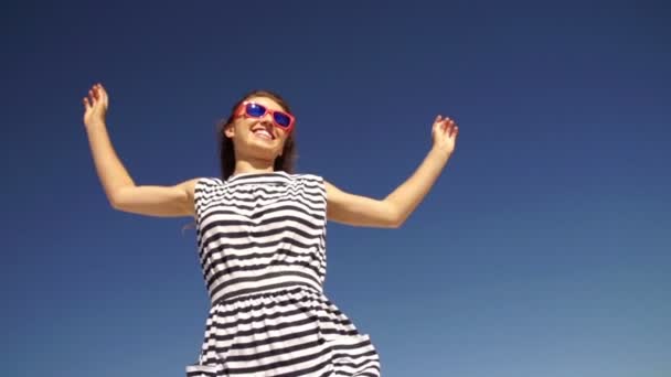 Прыгающая девушка с голубым небом — стоковое видео