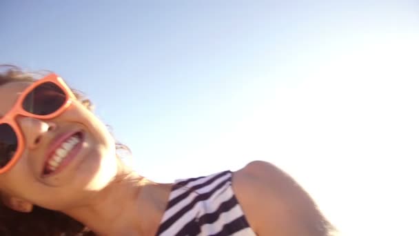 Femme prenant selfie sur la plage — Video