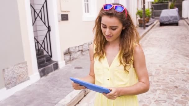 Mujer joven con tableta digital — Vídeos de Stock