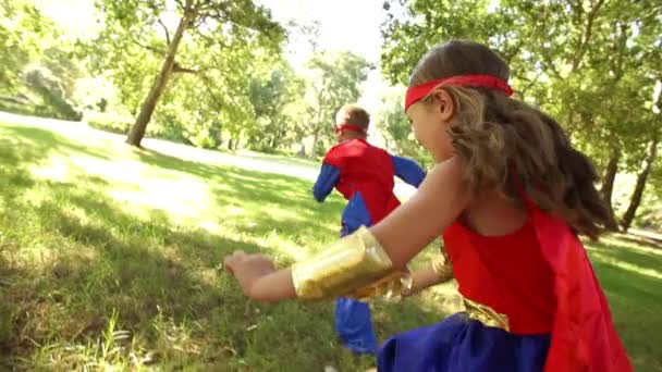 Niños felices superhéroes — Vídeo de stock