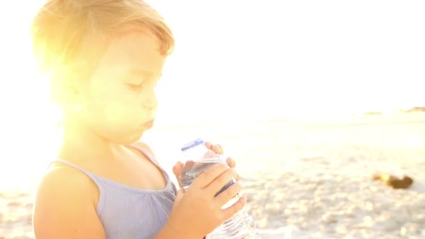 Девочка пьет воду. — стоковое видео