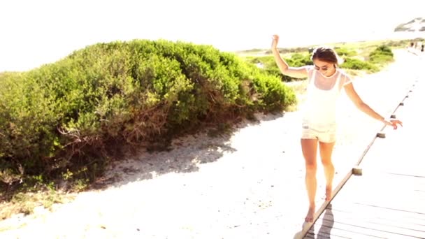 Chica está equilibrando en muelle — Vídeo de stock